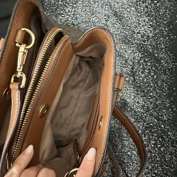 Michael Kors monogram crossbody/tote - Picture 7 of 9